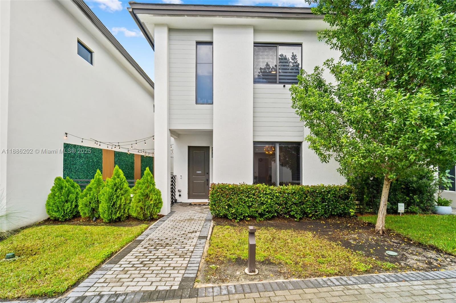 DOWNTOWN DORAL SOUTH PHAS - Residential Lease