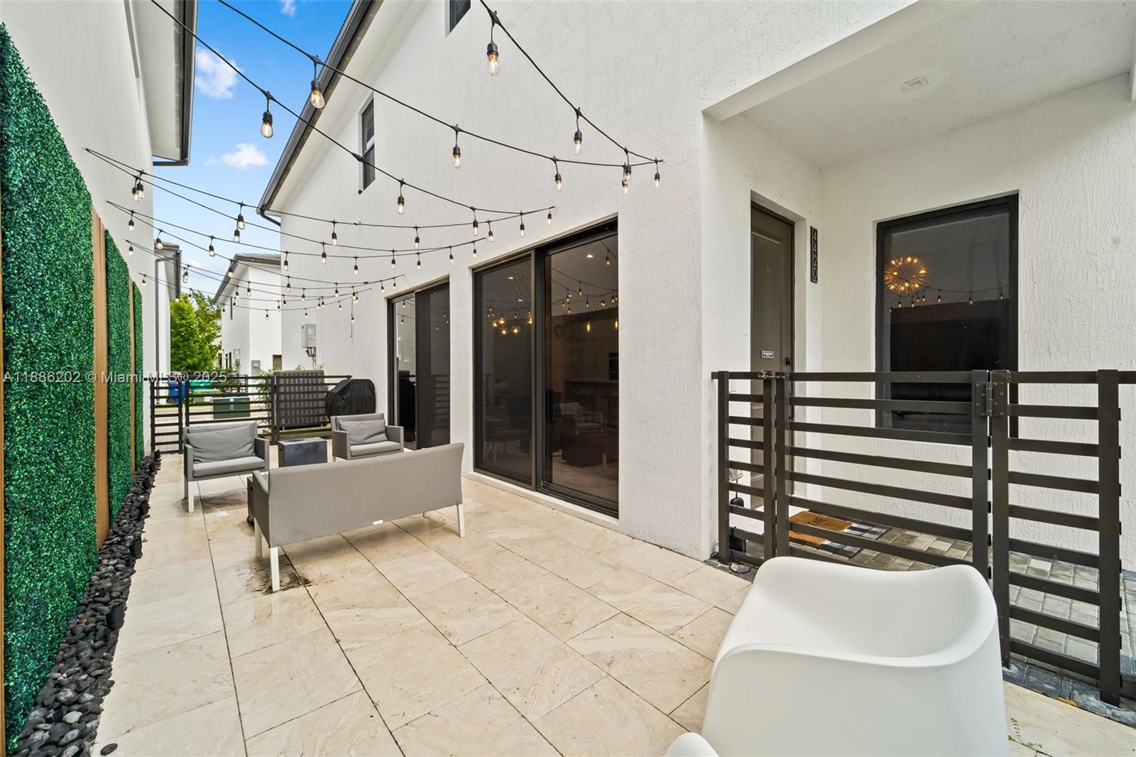 DOWNTOWN DORAL SOUTH PHAS - Residential Lease