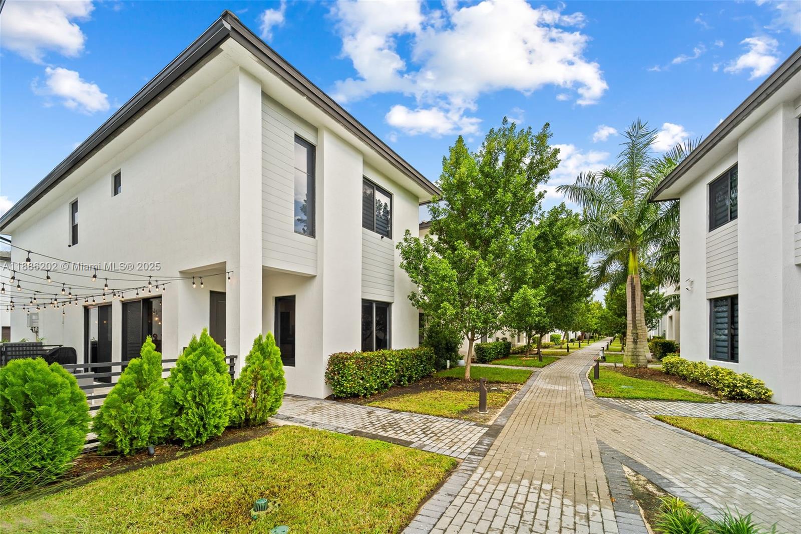 DOWNTOWN DORAL SOUTH PHAS - Residential Lease