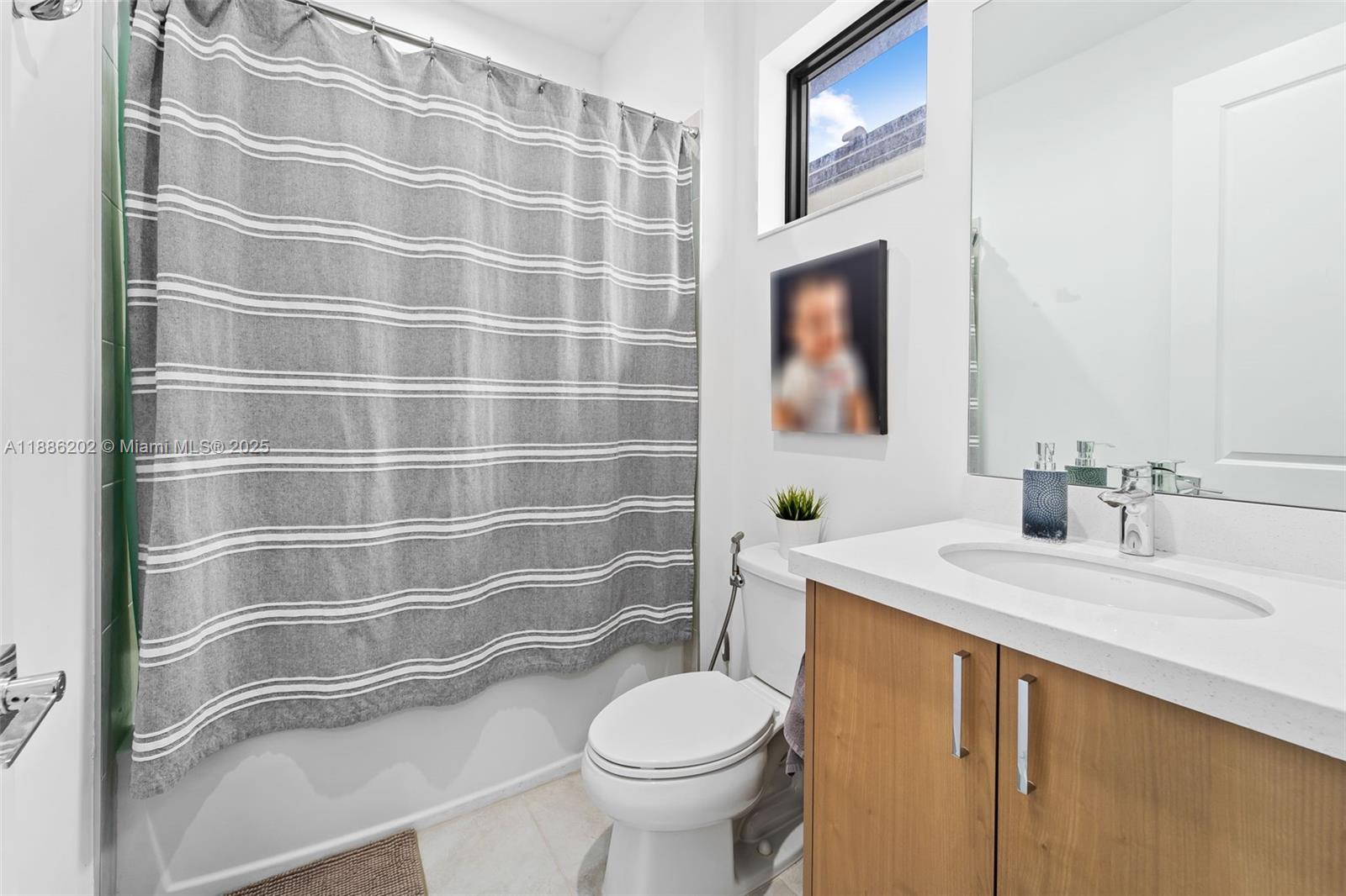 DOWNTOWN DORAL SOUTH PHAS - Residential Lease