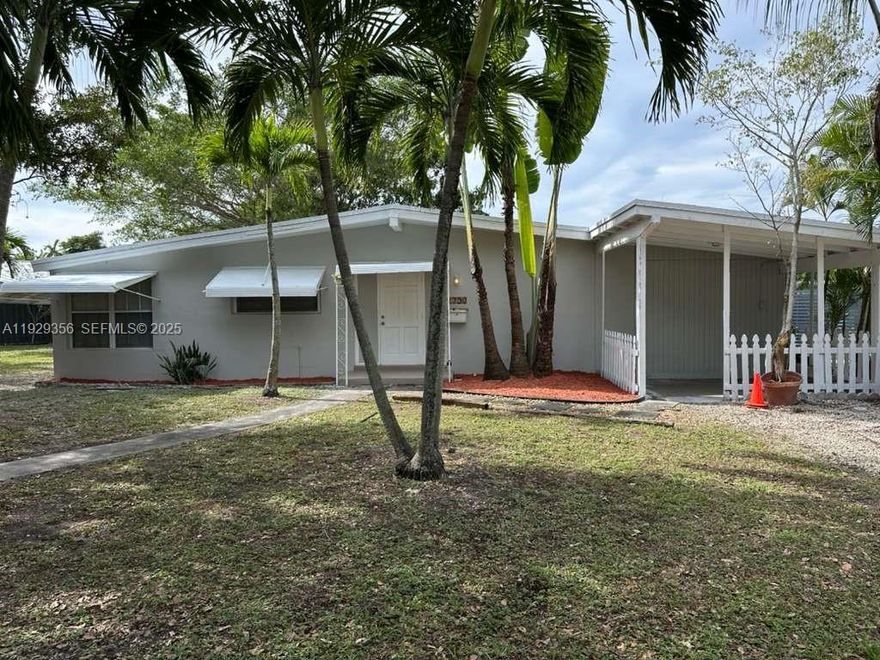 BEAUTIFUL 3 BEDROOMS 1 BATHROOM'S SINGLE-FAMILY HOME FOR RENT! VERY CENTRALLY LOCATED IN THE HEART OF THE CITY OF FORT LAUDERDALE. PROPERTY FEATURES:  A VERY BIG FRONT AND BACK YARD, SPACIOUS KITCHEN, OPEN DINING/ LIVING AREA, LARGE BEDROOMS, A LOT OF TREES, VERY SPACIOUS, GREAT FOR ENTERTAINMENT, CLOSE TO HIGHWAY, SHOPPING CENTERS, DINING AND SCHOOLS.