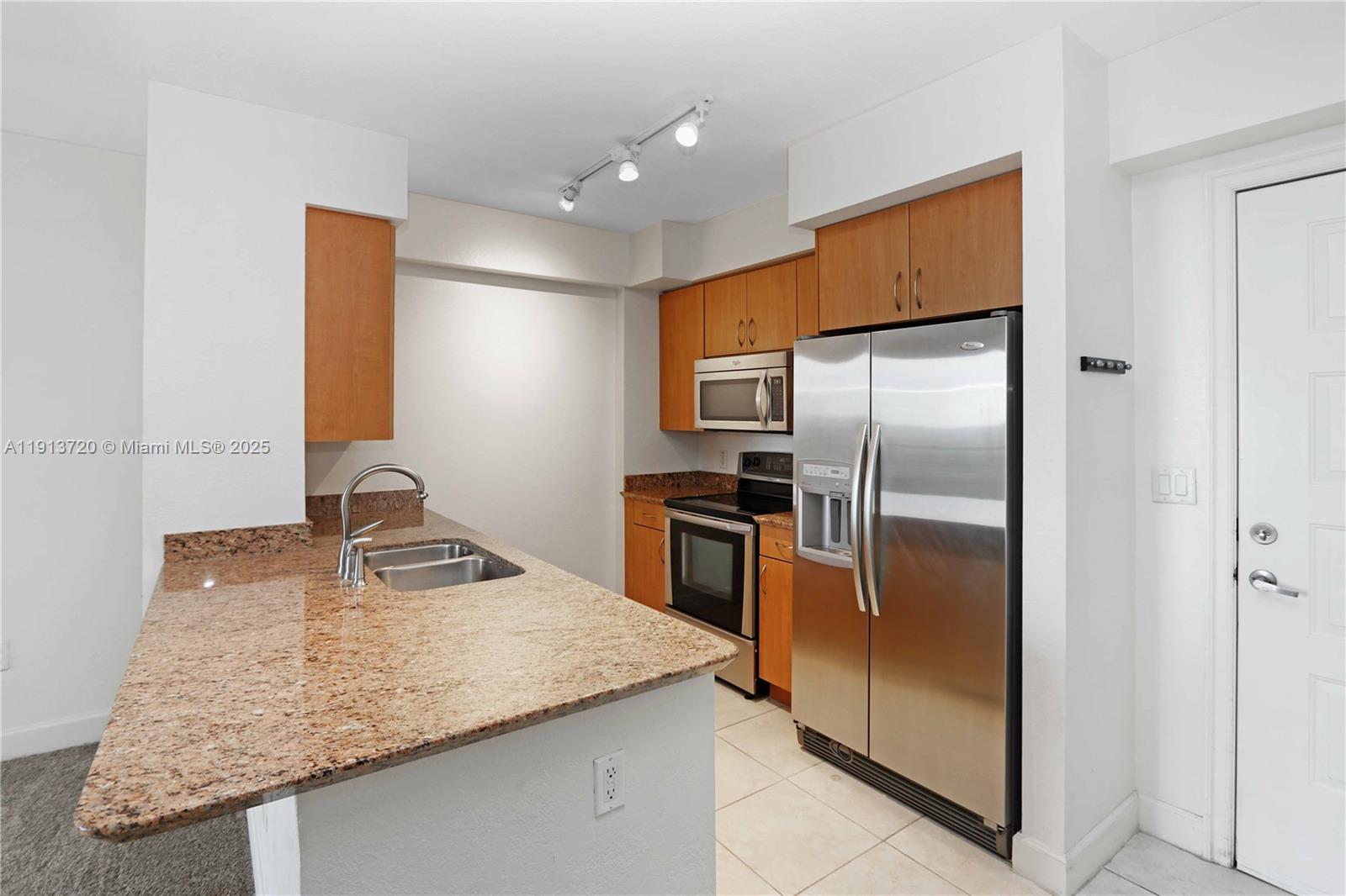 RADIUS CONDO - Residential Lease