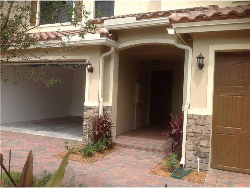 Do not miss the opportunity to live in a brand new home!!!  A great  stellarThownhose 3/2.5. Kitchen is UP graded top of the line.