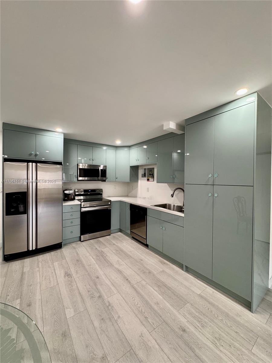 This unique opportunity is in the center of Fontainebleau, five minutes from FIU, and one minute from all shopping centers located on 8 SW and 107 Ave, including the Dolphin Mall, amusement parks, Grade A schools, and a lot of tranquility.