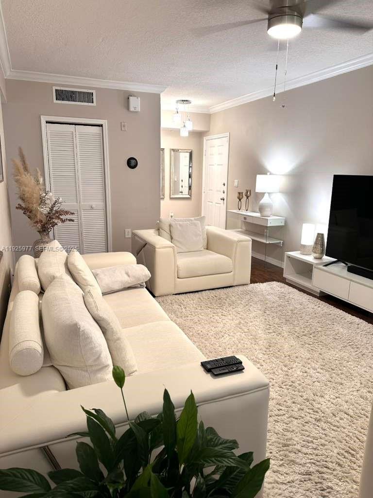 220 SW 116th Ave 15201, Pembroke Pines, FL, 33025/$355,000 3 220 SW 116th Ave 15201