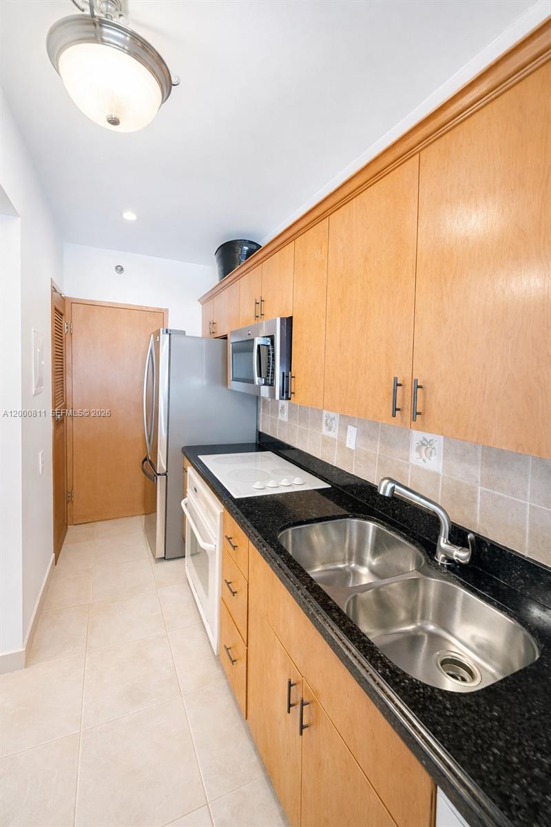 THE DECOPLAGE CONDO - Residential Lease