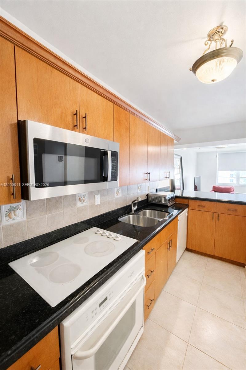 THE DECOPLAGE CONDO - Residential Lease