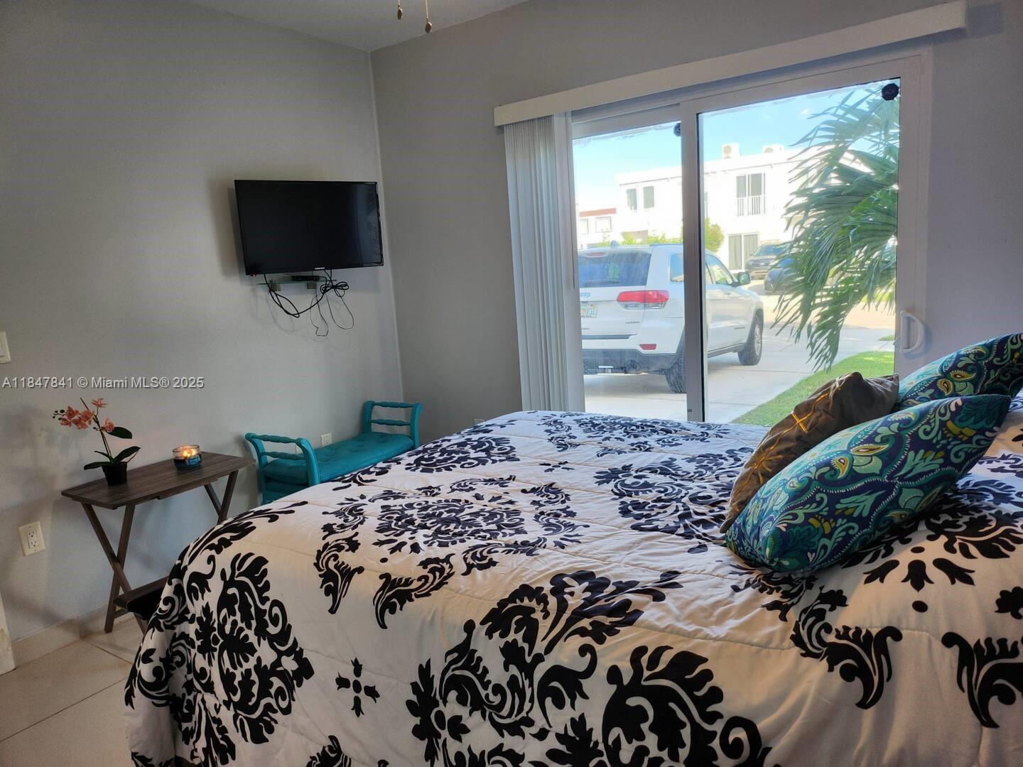 Nice Efficiency in Homestead 260st and US1, EASY APPROVAL, AVAILABLE NOW, FURNISHED or UNFURNISHED, KITCHEN and 1 car parking available. contact Listing agent for more information. 1MONTH DEPOSIT and you are moved in. Full kitchen with Sing, Fridge and microwave. TV with Roku. Compact washer in bathroom. Bring your clothes and good vibes only.
ONLY 1 PERSON, Everything included, All furnished (we can remove it if you dont need it)