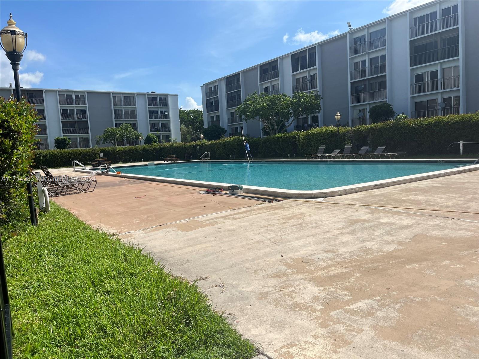 LAKESHORE AT UNIVERSITY P - Residential