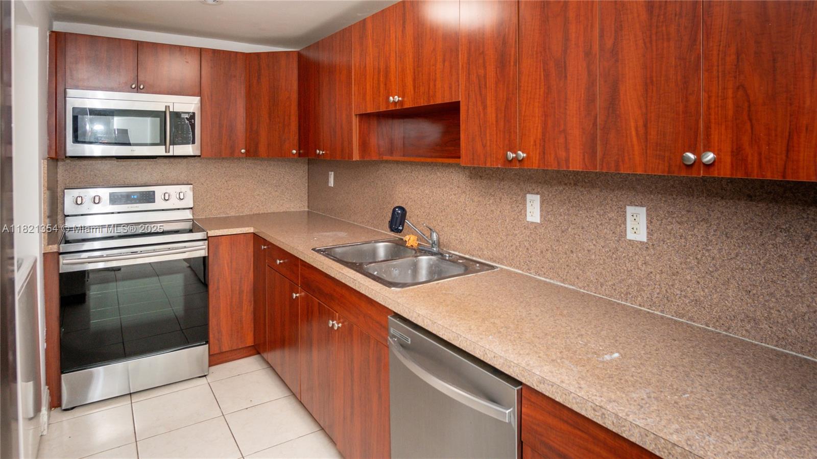 10090 Nw 80th Ct 1245, Hialeah Gardens, Miami-Dade County, Florida - 2 Bedrooms  
2 Bathrooms - 