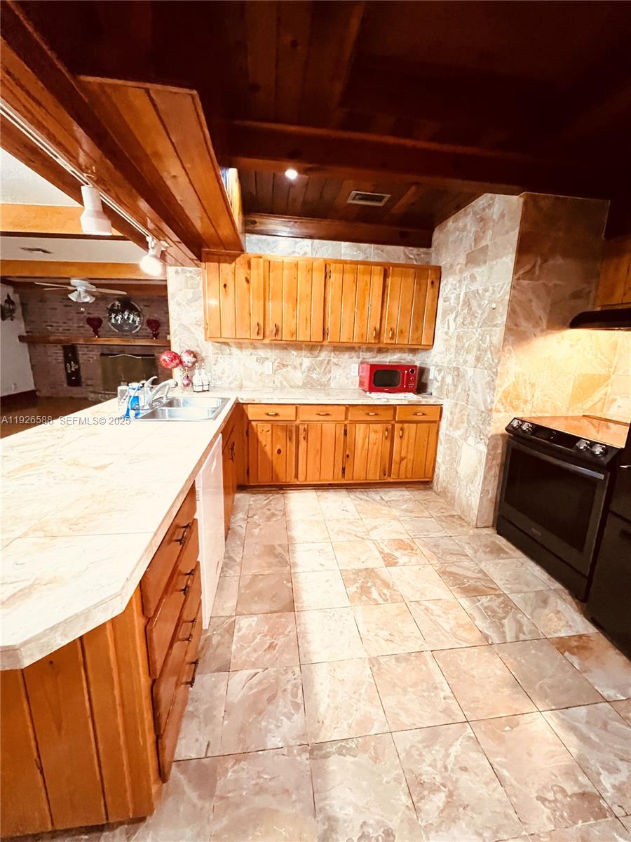 DIXIE ESTATES AMENDED - Residential Lease