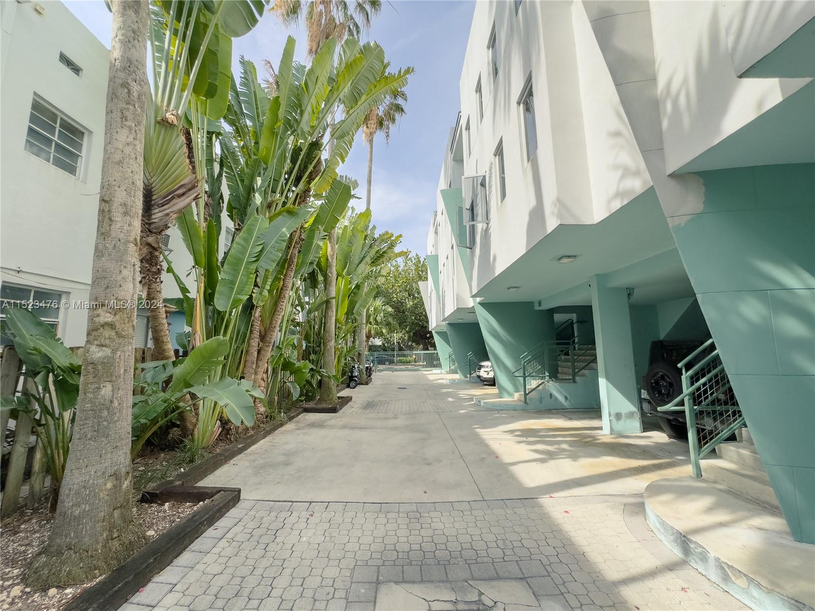Spacious 3 story townhouse in excellent location within few steps to Flamingo park, beach and main shops. Patio, garage, and 1 extra parking. Washer and dryer in unit, brand new A/C and water heater.