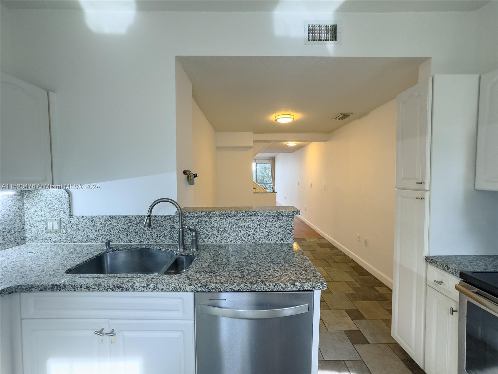 FLAMINGO PARK VILLAS COND - Residential Lease