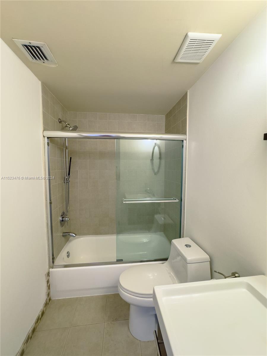 FLAMINGO PARK VILLAS COND - Residential Lease