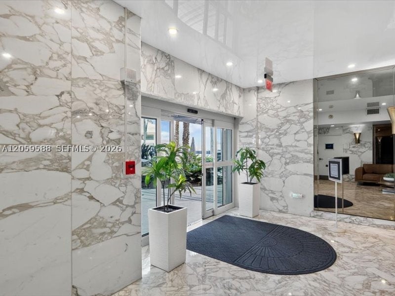 7135 Collins Ave 331