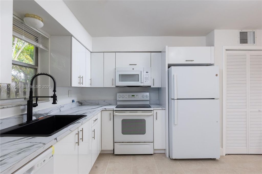 Photo of 129 SE 4th St #2, Hallandale Beach, FL 33009 (MLS # A11969549)