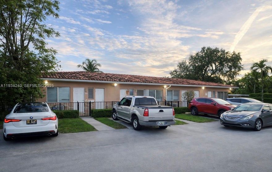 Excellent opportunity to acquire a fourplex located in one of Miami's most central and sought-after areas, just minutes from Brickell, Downtown, Coral Gables, and Little Havana.

The property offers great flexibility: ideal for both an owner-occupant looking to live in one unit and rent out the others, and for an investor interested in stable income and long-term appreciation.

Strategic location with easy access to major road High rental demand in the area
Well-designed fourplex, ideal for maximizing income Area with strong growth and continuous development
Opportunity for house hacking or building an investment portfolio
Close to restaurants, shops, transportation, and financial centers

A versatile property that combines urban lifestyle with investment potential in a strong and dynamic market.