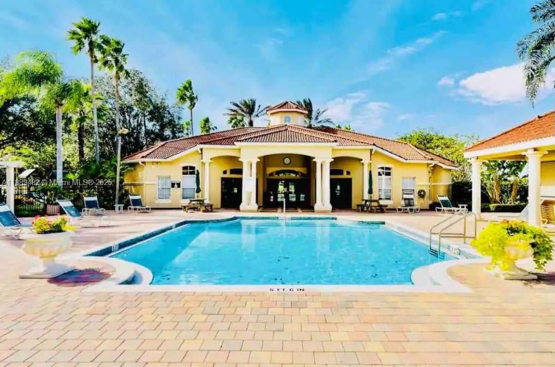 EMERALD ISLAND RESORT - Residential