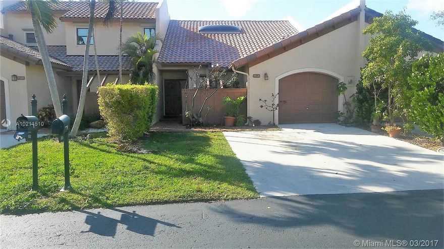 Large 3 bedroom 2 bath unit in Kings Court With beautiful clubhouse 2 pools gym 4 tennis courts basketball court and much more call to schedule appt.