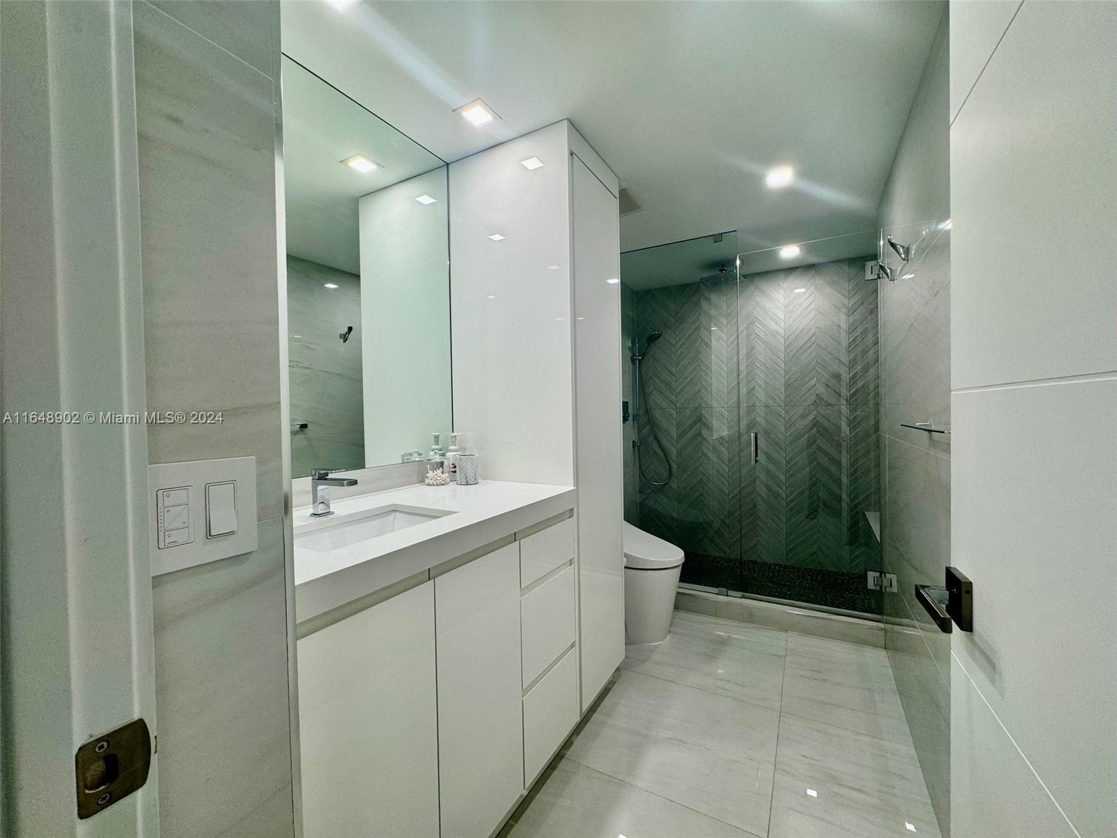 BALMORAL CONDO - Residential Lease