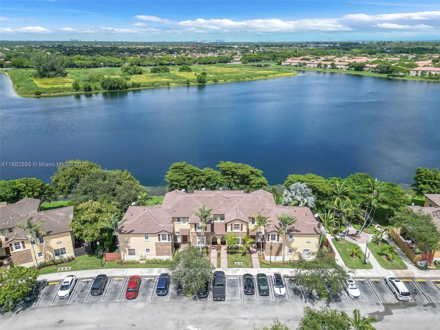 Centrally located townhome, 3 bedrooms and 3 baths  in desired The Shore Condominium. Beautiful lake front. Community with lots of amenities. EZ to show.