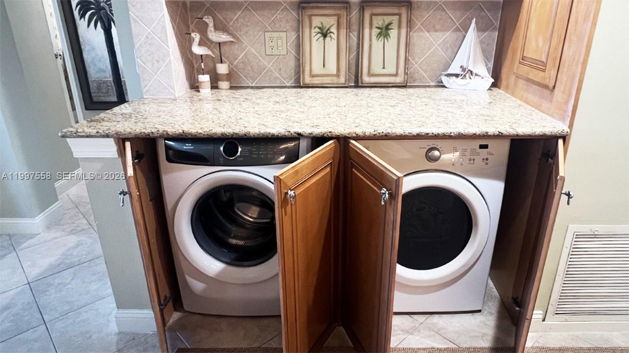 BUTTONWOOD BAY CLUB CONDO - Residential Lease