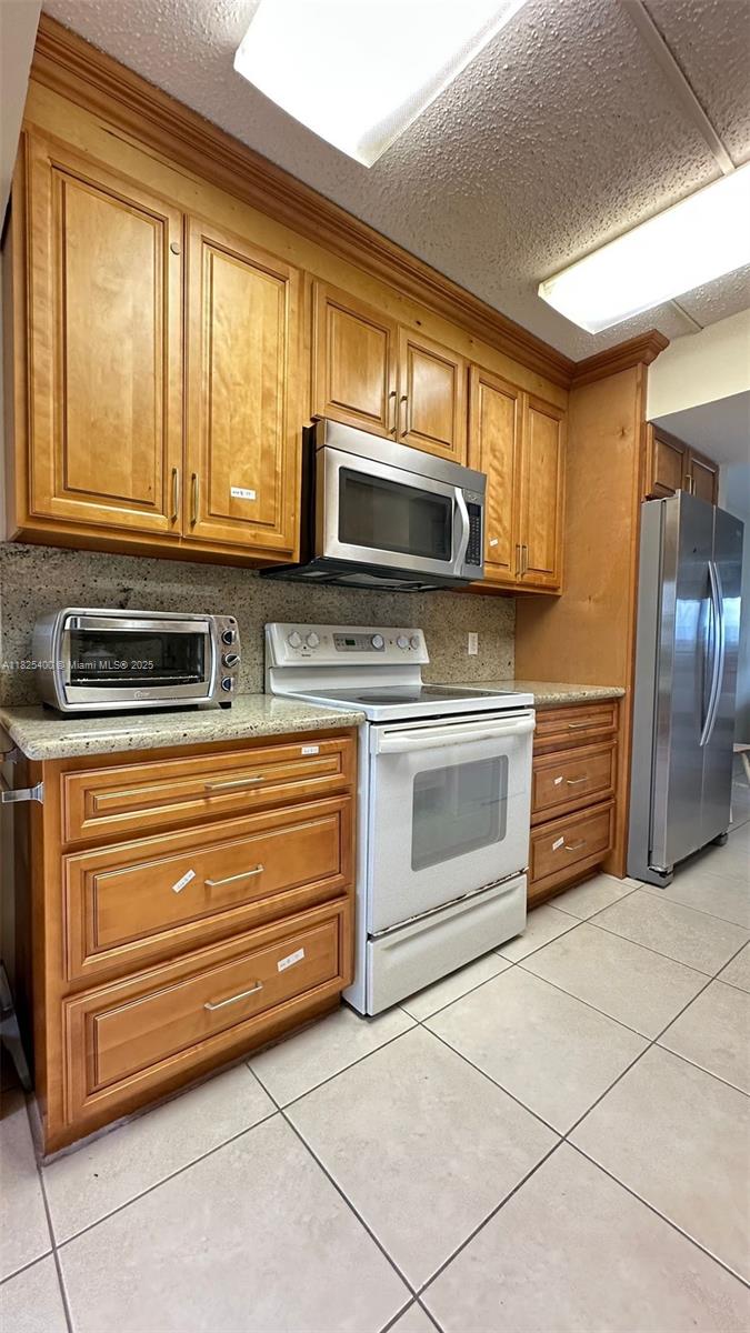 12950 SW 13th St 301D, Pembroke Pines, FL, 33027/$309,000 2 12950 SW 13th St 301D