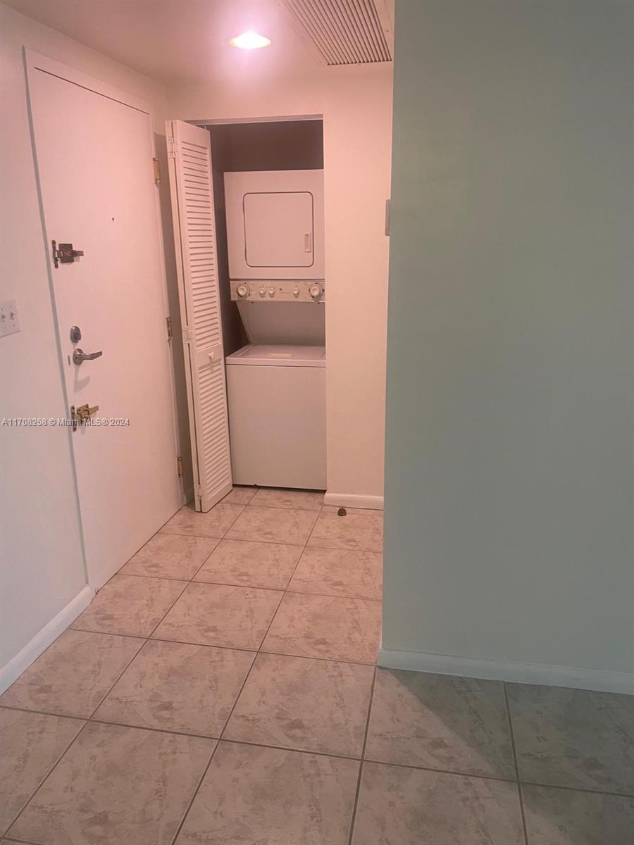 Miami, Florida 33131, United States, 2 Bedrooms Bedrooms, ,2 BathroomsBathrooms,Residential,Active,27133