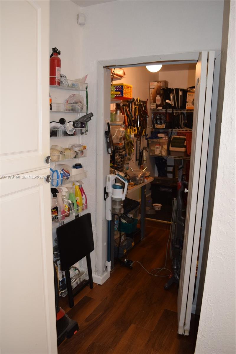 HOLLYWOOD HILLS - Residential