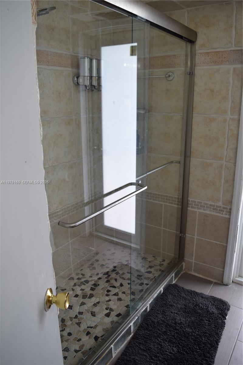 HOLLYWOOD HILLS - Residential