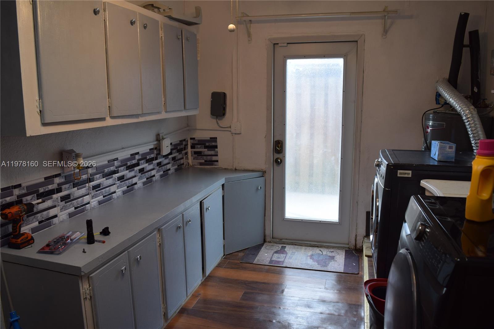 HOLLYWOOD HILLS - Residential