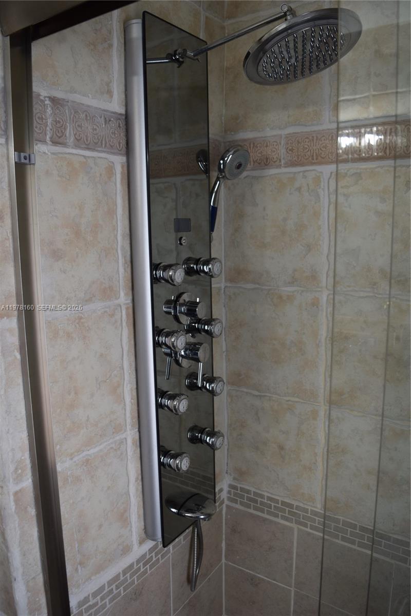 HOLLYWOOD HILLS - Residential