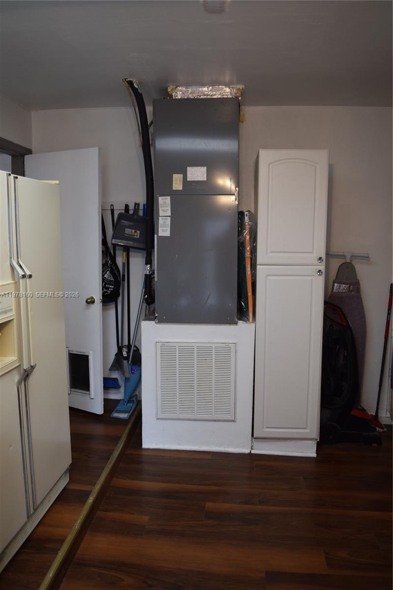 HOLLYWOOD HILLS - Residential