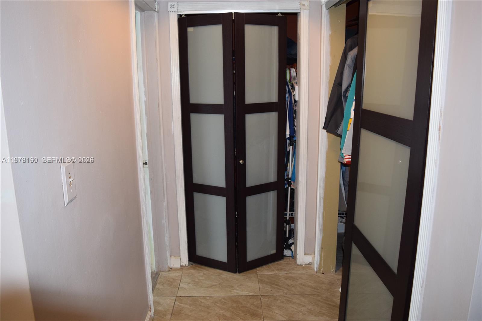 HOLLYWOOD HILLS - Residential