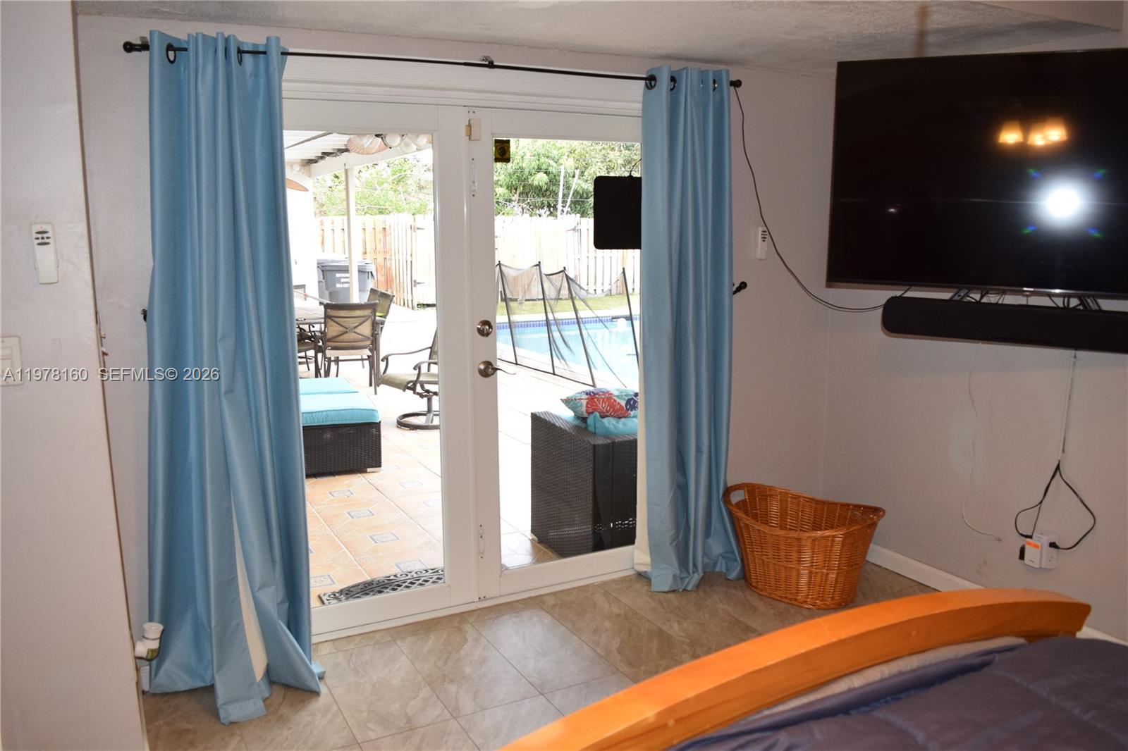 HOLLYWOOD HILLS - Residential