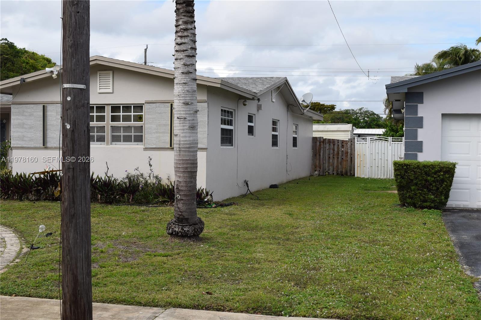 HOLLYWOOD HILLS - Residential