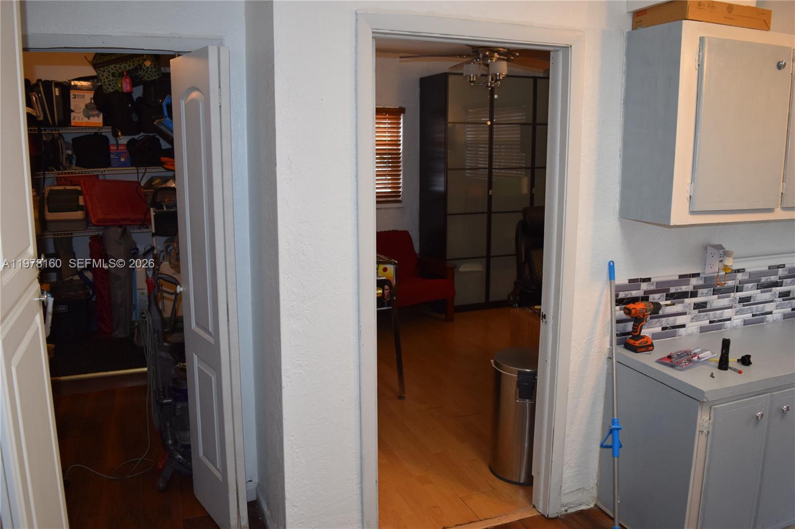 HOLLYWOOD HILLS - Residential