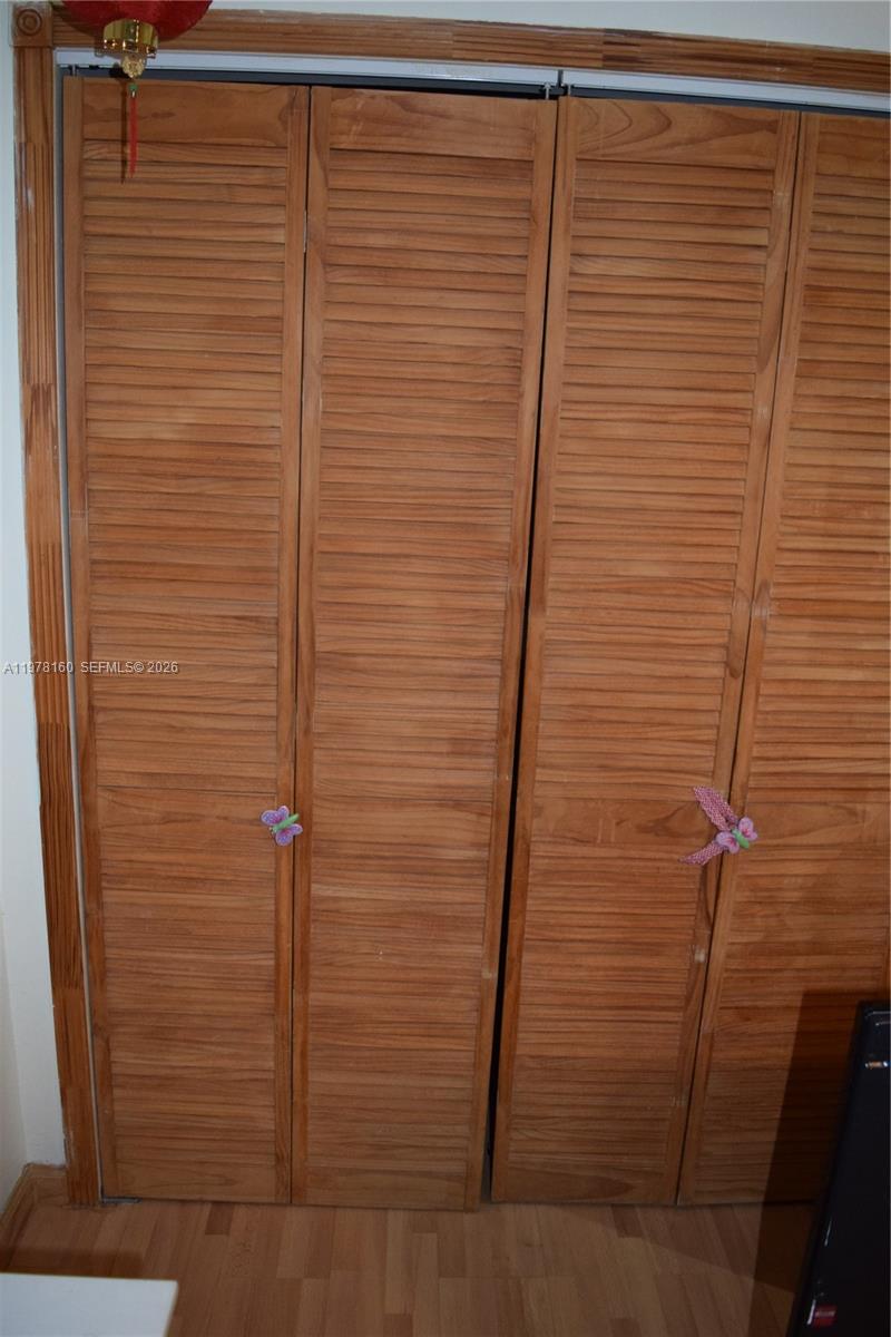 HOLLYWOOD HILLS - Residential