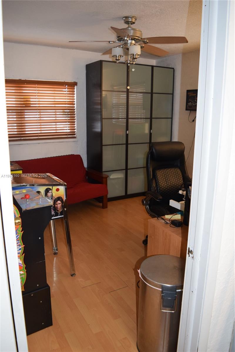 HOLLYWOOD HILLS - Residential