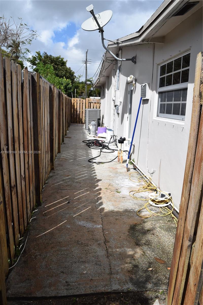 HOLLYWOOD HILLS - Residential