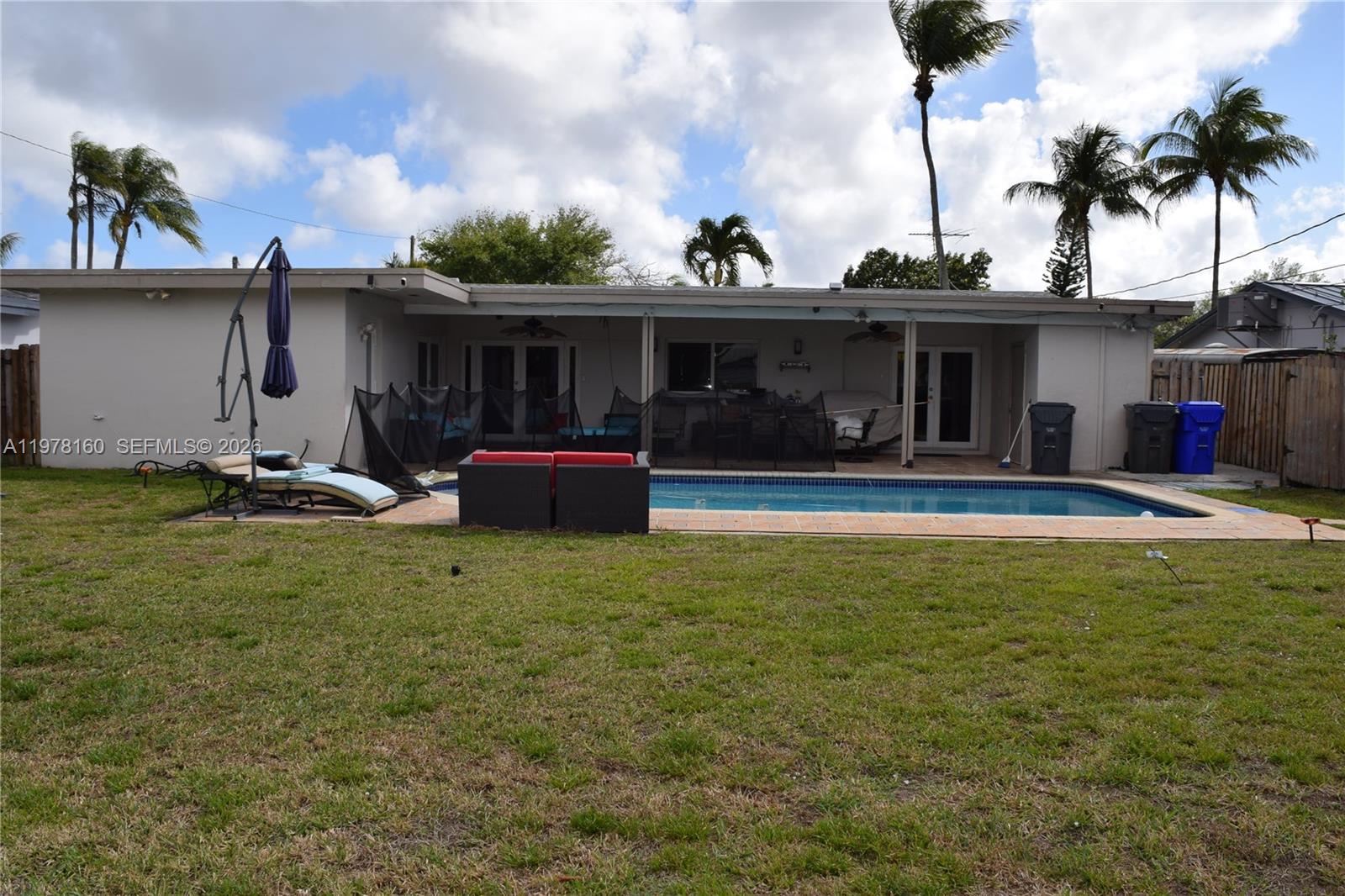 HOLLYWOOD HILLS - Residential