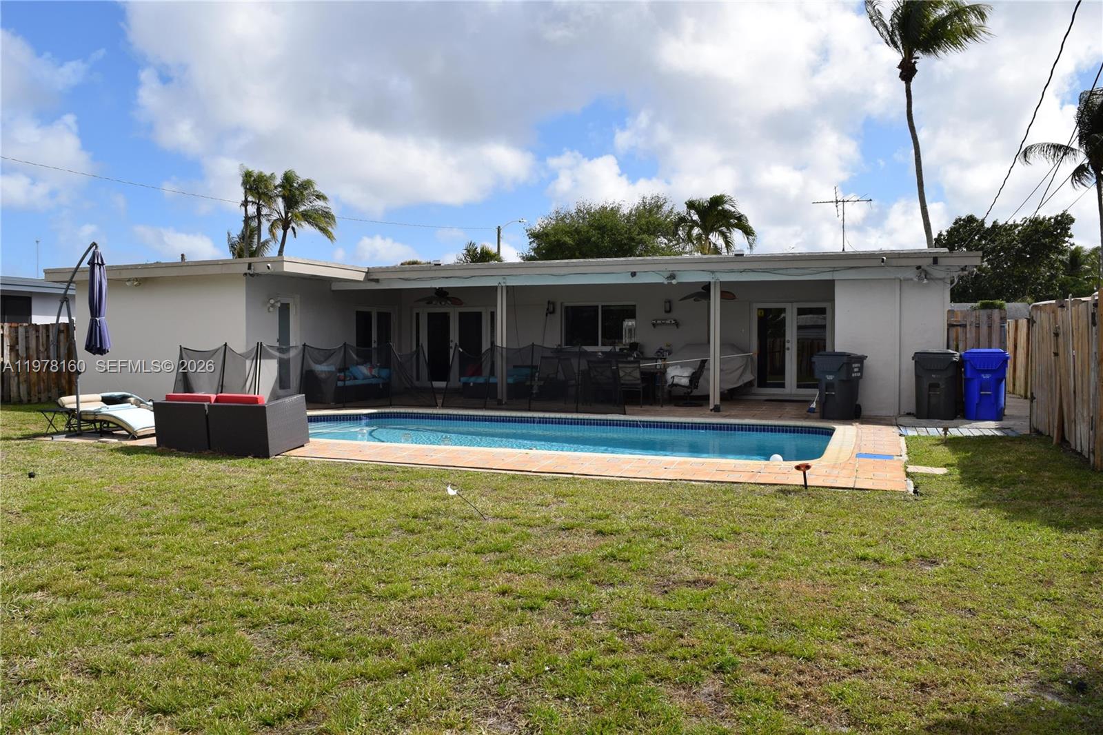 HOLLYWOOD HILLS - Residential