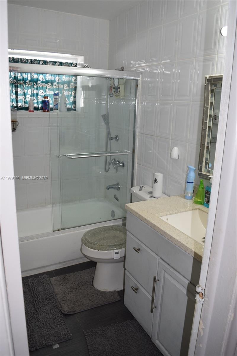 HOLLYWOOD HILLS - Residential