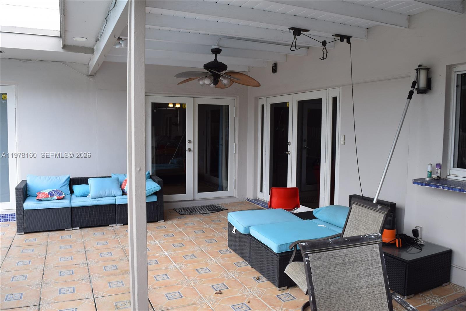 HOLLYWOOD HILLS - Residential