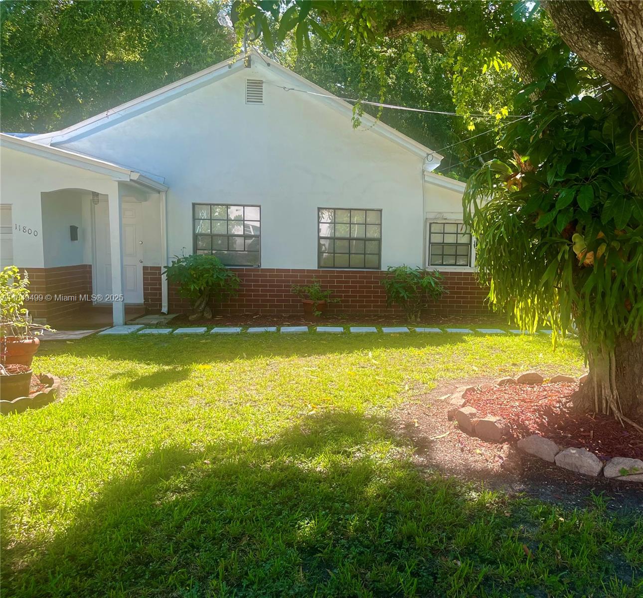 It's all about Location in the heart of Biscayne Park. The duplex features a bright open living space, beautiful and freshly painted 2 bedroom and office, one large full Bathroom, spacious kitchen with plenty cabinets, gas stove very convenient inside washer and dryer, cool A/C, metal roof, independent entrance and private parking.
Close to highways and airports, Barry university, North Miami downtown, Whole Foods, and minutes away from the beaches