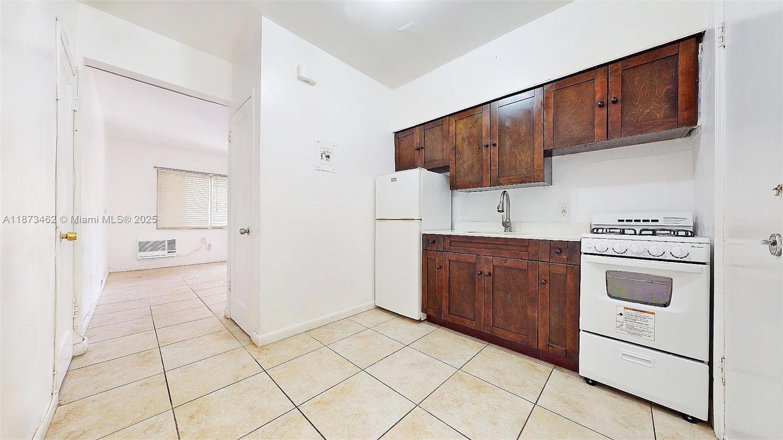 Charming Studio in Prime Location!
Cozy studio featuring a full kitchen and bathroom, just steps from the Metro Rail and the brand-new Miami Grove Central. Only minutes from vibrant Coconut Grove! Enjoy a peaceful neighborhood with plenty of street parking.
Rent includes water, trash, and gas.
Convenient laundromat just a few blocks away.
Perfect spot for city living at an affordable price!