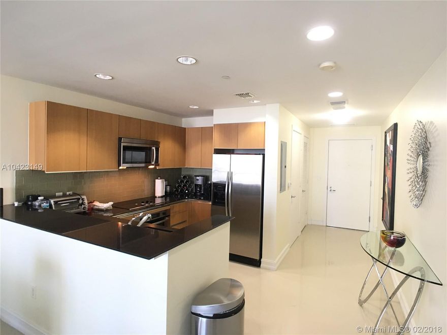 BEAUTIFUL UNIT 1 BED / 1 BATH IN THE HEART OF BRICKELL Experience the city lifestyle from the inside living in the middle of the most exciting are of Miami -Brickell, where everything happens. Only walking distance from the best restaurants, bars and malls. You will love this stunning unit situated in one of the most desirables buildings in the area the "1060". Enjoy 5 start resort amenities such as pool, gym, sauna, valet parking, concierge 24 hours and beautiful common areas. This unit is everything you have been looking for and more, with white porcelain floors throughout, stainless steal appliances, beautiful city vies and is in impecable condition.