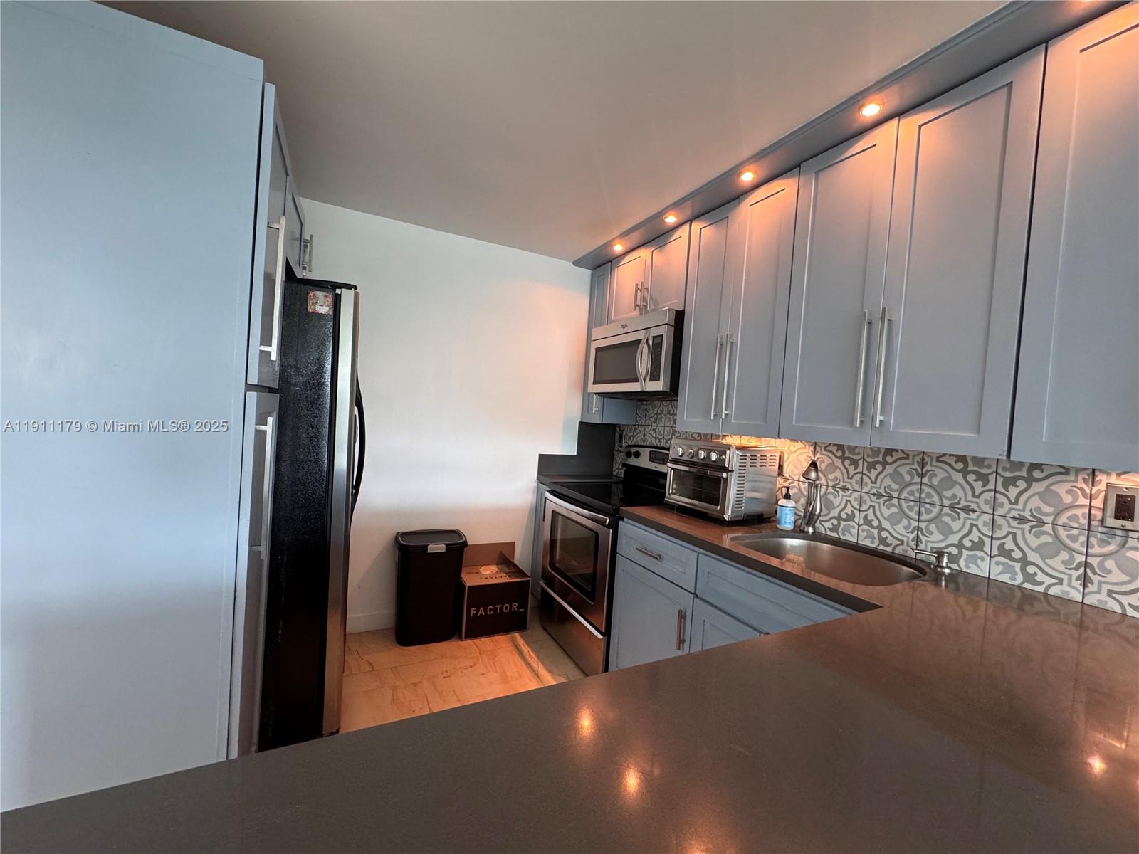 HARDING HALL CONDOMINIUM - Residential Lease