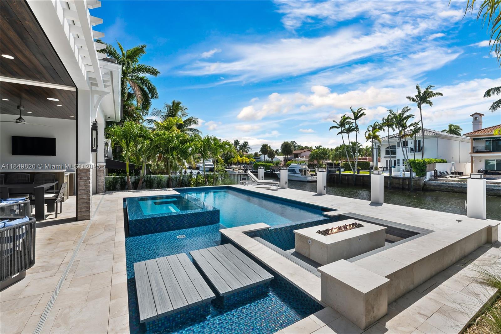 319 Coconut Isle Dr