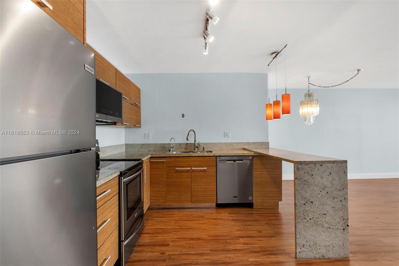 COMMODORE PLAZA CONDO - Residential